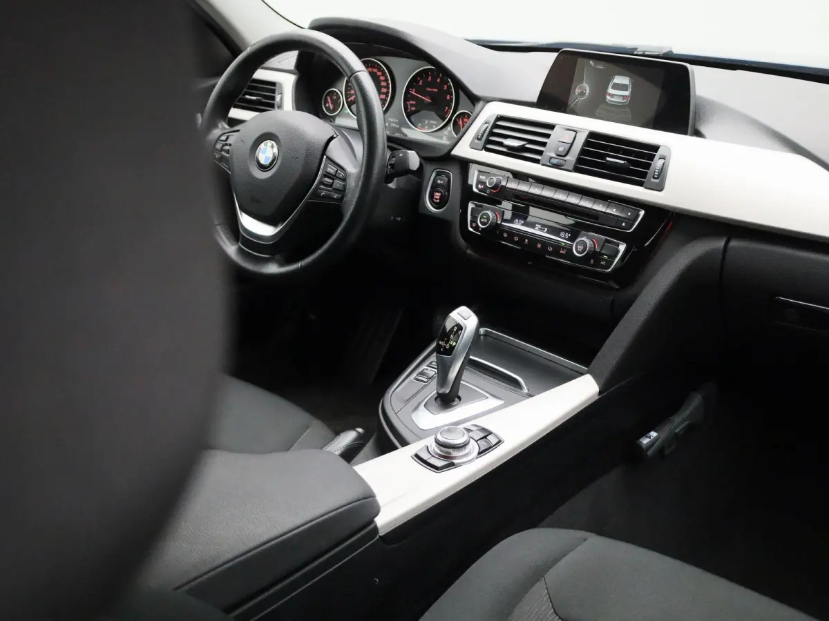 318i Executive | Automaat | Navigatie | Cruise Control | Parkeersensoren |