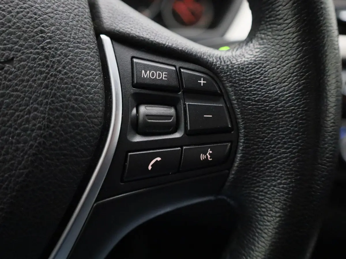 318i Executive | Automaat | Navigatie | Cruise Control | Parkeersensoren |