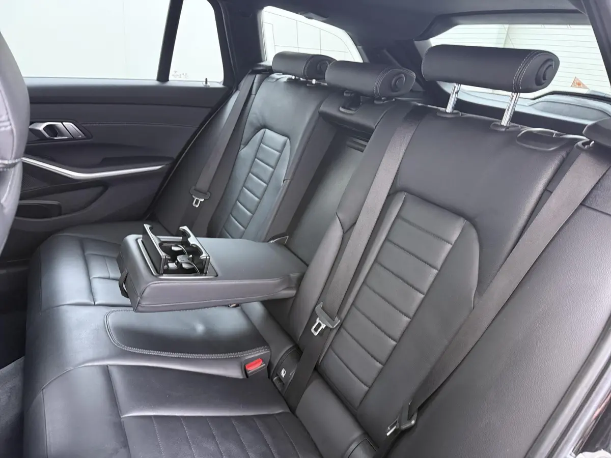 318i High Executive Edition VAN: 33.900,- VOOR: 28.877,- UW HERFSTVOORDEEL: 5.023 ,-  M-SPORT| Afneembare trekhaak | Stoelverwarming | Origineel Nederlands geleverd (NAP) | Rijklaar geleverd