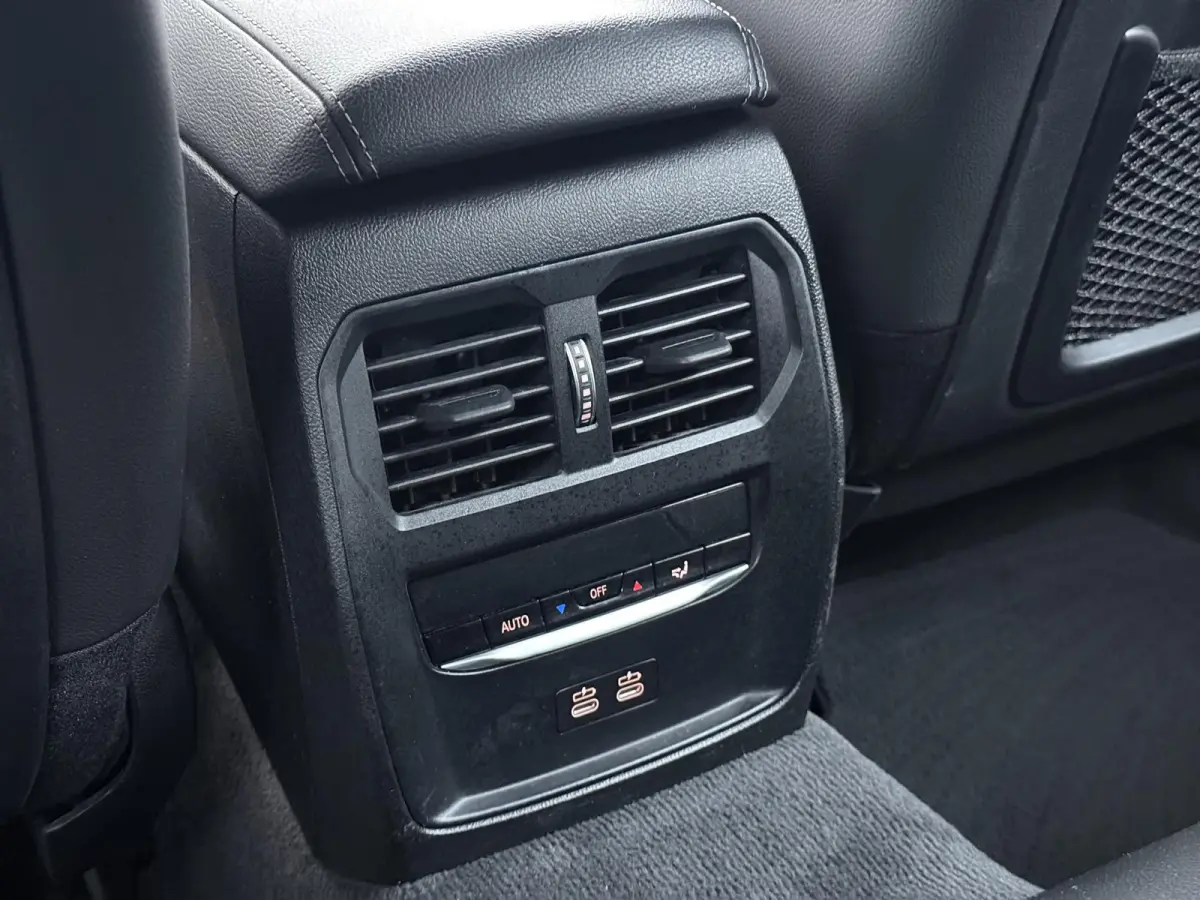 318i High Executive Edition VAN: 33.900,- VOOR: 28.877,- UW HERFSTVOORDEEL: 5.023 ,-  M-SPORT| Afneembare trekhaak | Stoelverwarming | Origineel Nederlands geleverd (NAP) | Rijklaar geleverd