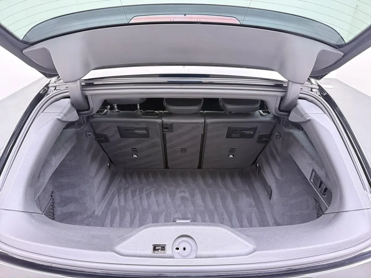 318i High Executive Edition VAN: 33.900,- VOOR: 28.877,- UW HERFSTVOORDEEL: 5.023 ,-  M-SPORT| Afneembare trekhaak | Stoelverwarming | Origineel Nederlands geleverd (NAP) | Rijklaar geleverd