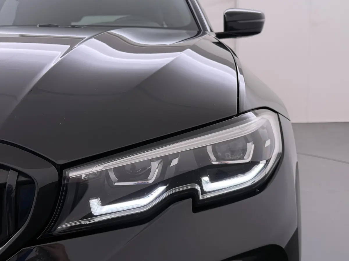 318i High Executive Edition VAN: 33.900,- VOOR: 28.877,- UW HERFSTVOORDEEL: 5.023 ,-  M-SPORT| Afneembare trekhaak | Stoelverwarming | Origineel Nederlands geleverd (NAP) | Rijklaar geleverd