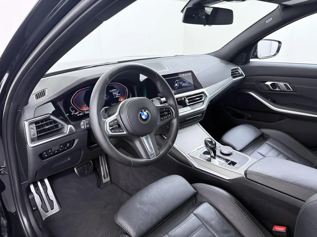 318i High Executive Edition VAN: 33.900,- VOOR: 28.877,- UW HERFSTVOORDEEL: 5.023 ,-  M-SPORT| Afneembare trekhaak | Stoelverwarming | Origineel Nederlands geleverd (NAP) | Rijklaar geleverd