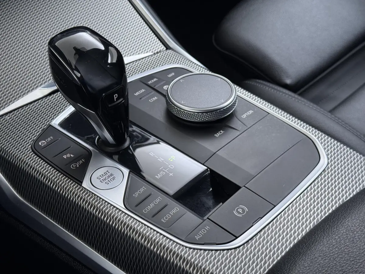 318i High Executive Edition VAN: 33.900,- VOOR: 28.877,- UW HERFSTVOORDEEL: 5.023 ,-  M-SPORT| Afneembare trekhaak | Stoelverwarming | Origineel Nederlands geleverd (NAP) | Rijklaar geleverd