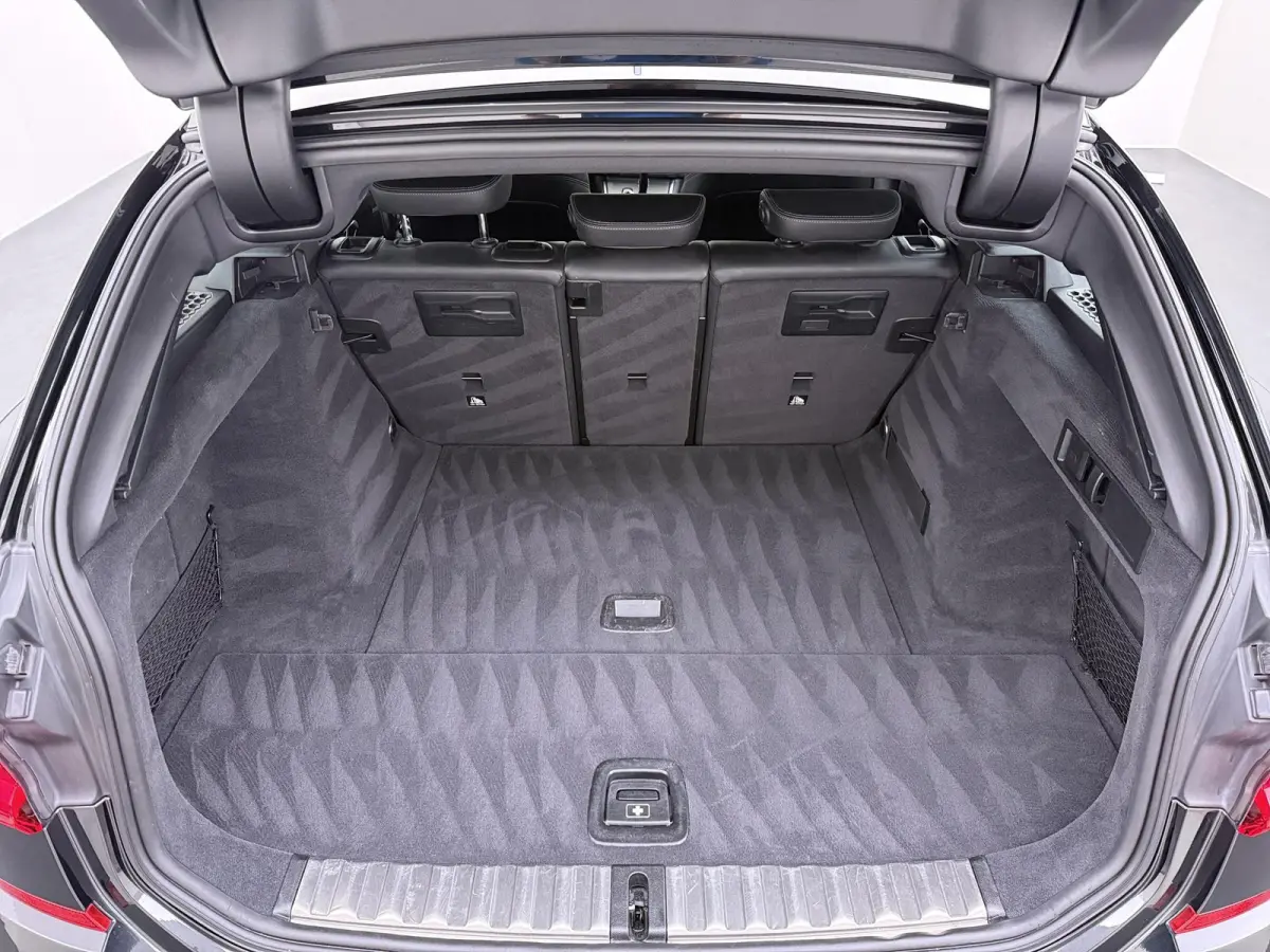 318i High Executive Edition VAN: 33.900,- VOOR: 28.877,- UW HERFSTVOORDEEL: 5.023 ,-  M-SPORT| Afneembare trekhaak | Stoelverwarming | Origineel Nederlands geleverd (NAP) | Rijklaar geleverd