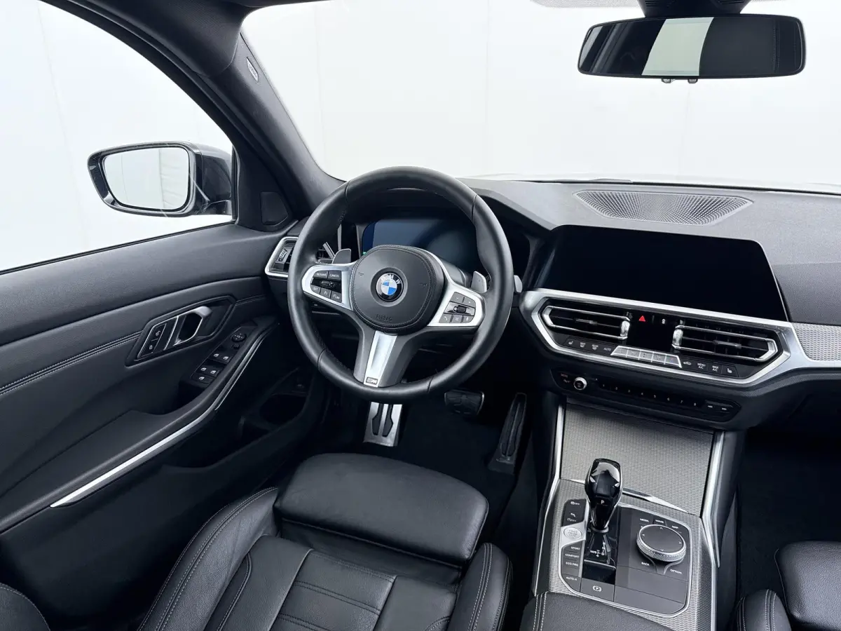 318i High Executive Edition VAN: 33.900,- VOOR: 28.877,- UW HERFSTVOORDEEL: 5.023 ,-  M-SPORT| Afneembare trekhaak | Stoelverwarming | Origineel Nederlands geleverd (NAP) | Rijklaar geleverd