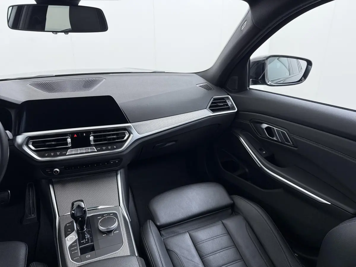 318i High Executive Edition VAN: 33.900,- VOOR: 28.877,- UW HERFSTVOORDEEL: 5.023 ,-  M-SPORT| Afneembare trekhaak | Stoelverwarming | Origineel Nederlands geleverd (NAP) | Rijklaar geleverd