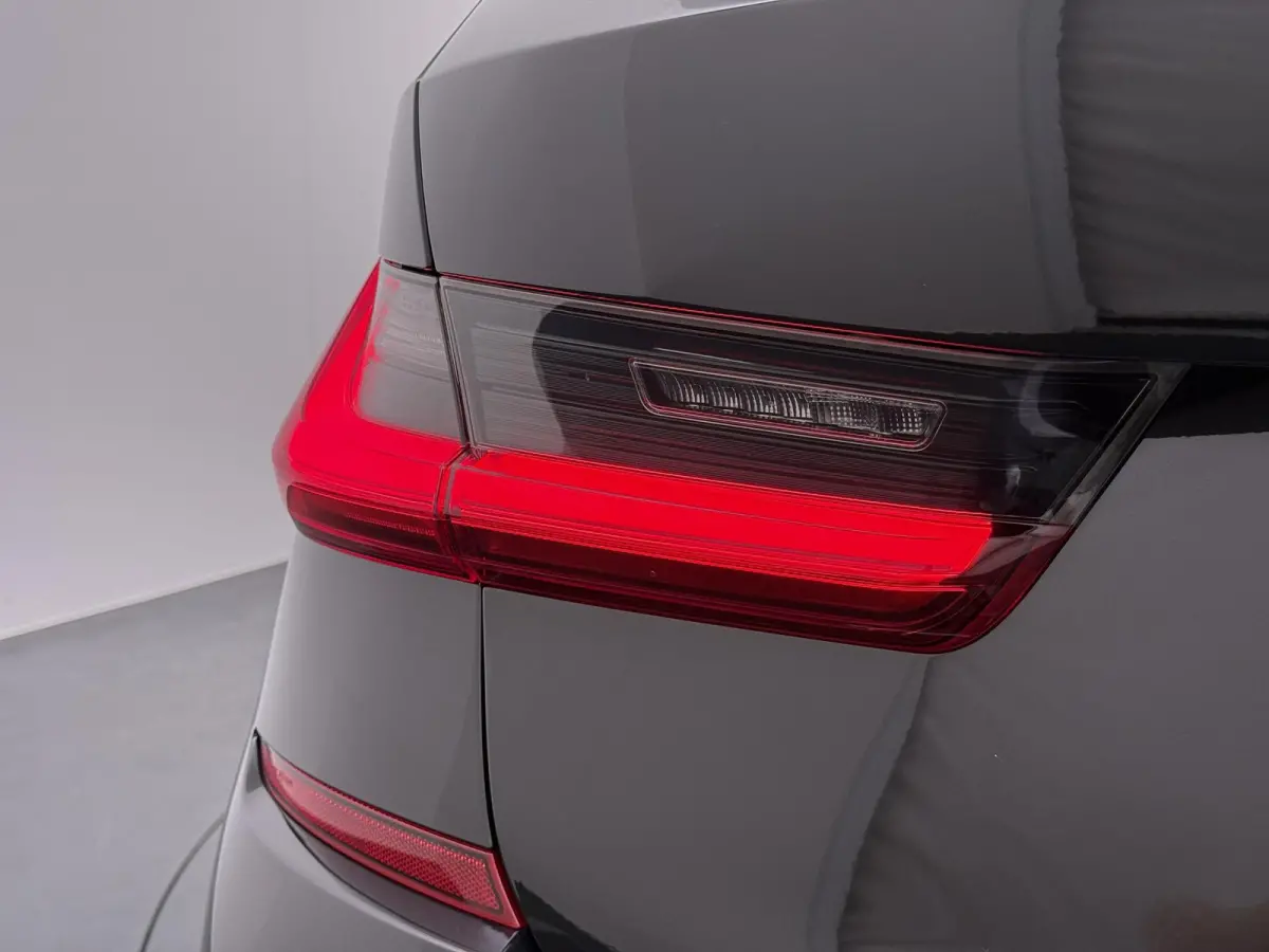 318i High Executive Edition VAN: 33.900,- VOOR: 28.877,- UW HERFSTVOORDEEL: 5.023 ,-  M-SPORT| Afneembare trekhaak | Stoelverwarming | Origineel Nederlands geleverd (NAP) | Rijklaar geleverd