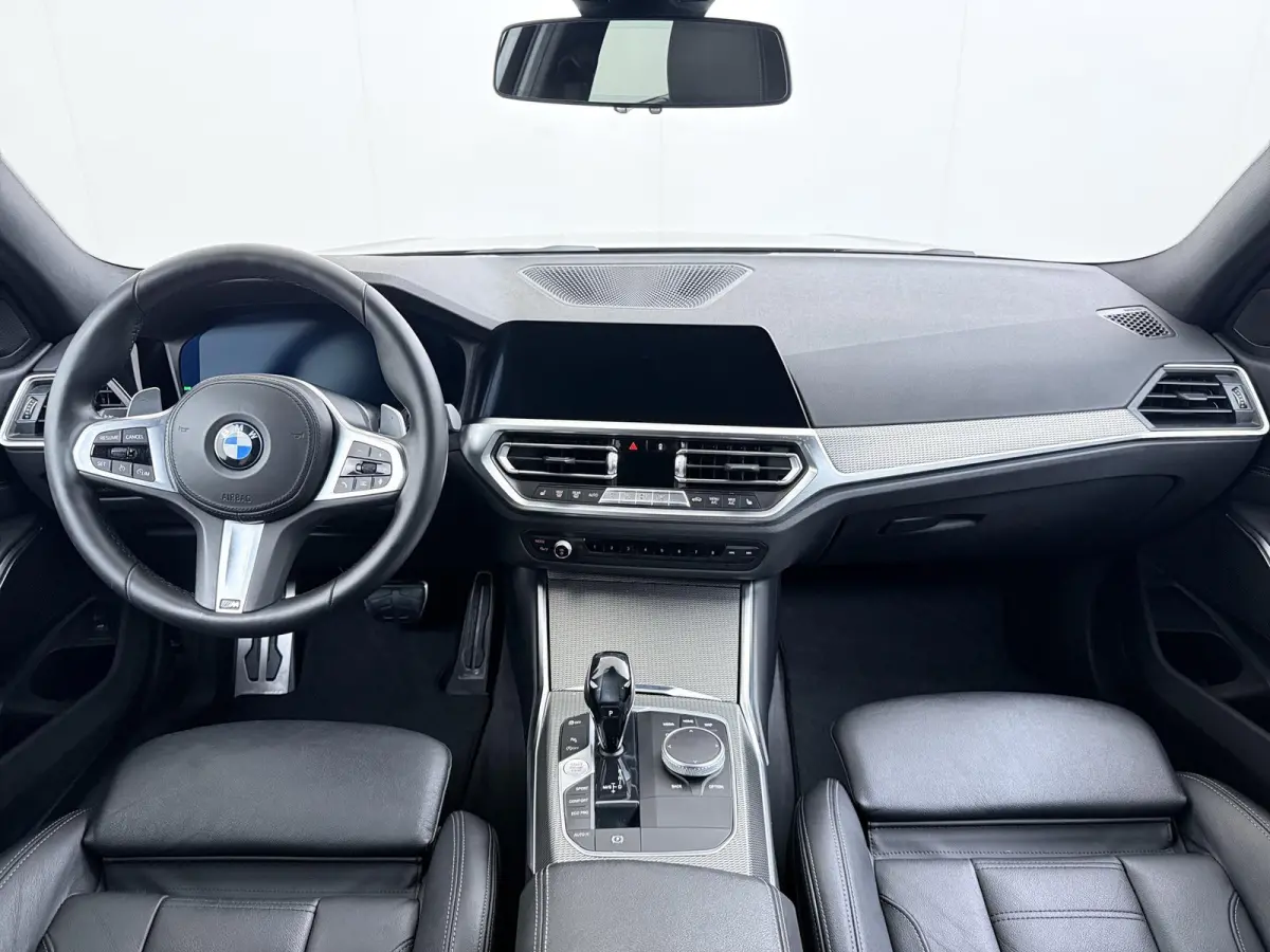 318i High Executive Edition VAN: 33.900,- VOOR: 28.877,- UW HERFSTVOORDEEL: 5.023 ,-  M-SPORT| Afneembare trekhaak | Stoelverwarming | Origineel Nederlands geleverd (NAP) | Rijklaar geleverd