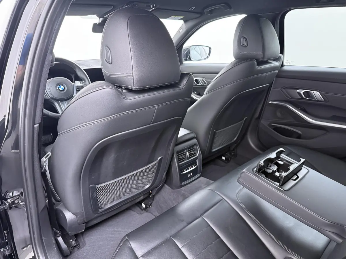 318i High Executive Edition VAN: 33.900,- VOOR: 28.877,- UW HERFSTVOORDEEL: 5.023 ,-  M-SPORT| Afneembare trekhaak | Stoelverwarming | Origineel Nederlands geleverd (NAP) | Rijklaar geleverd