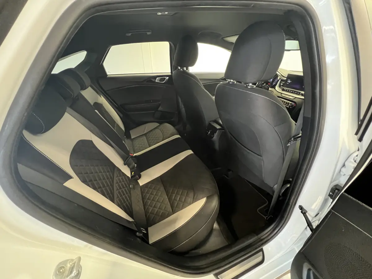 1.0 T-GDI GT-Line Edition | Navigatie/Android/Apple Carplay | LM Velgen 17" | Cruise Control | Achteruitrijcamera + PDC Achter | Airco |
