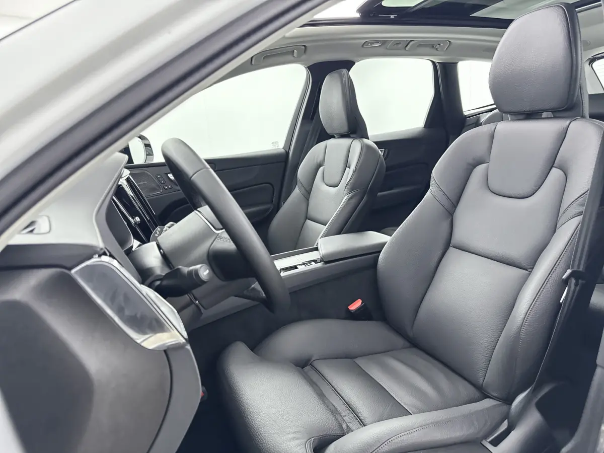 T6 Recharge Ultra Dark | 20" Allseason | Trekhaak | Harman Kardon | Panoramadak | Head-up | Full LED | 360 Camera  Elektr. verst. Stoelen || Adaptieve Cruise | BLIS |