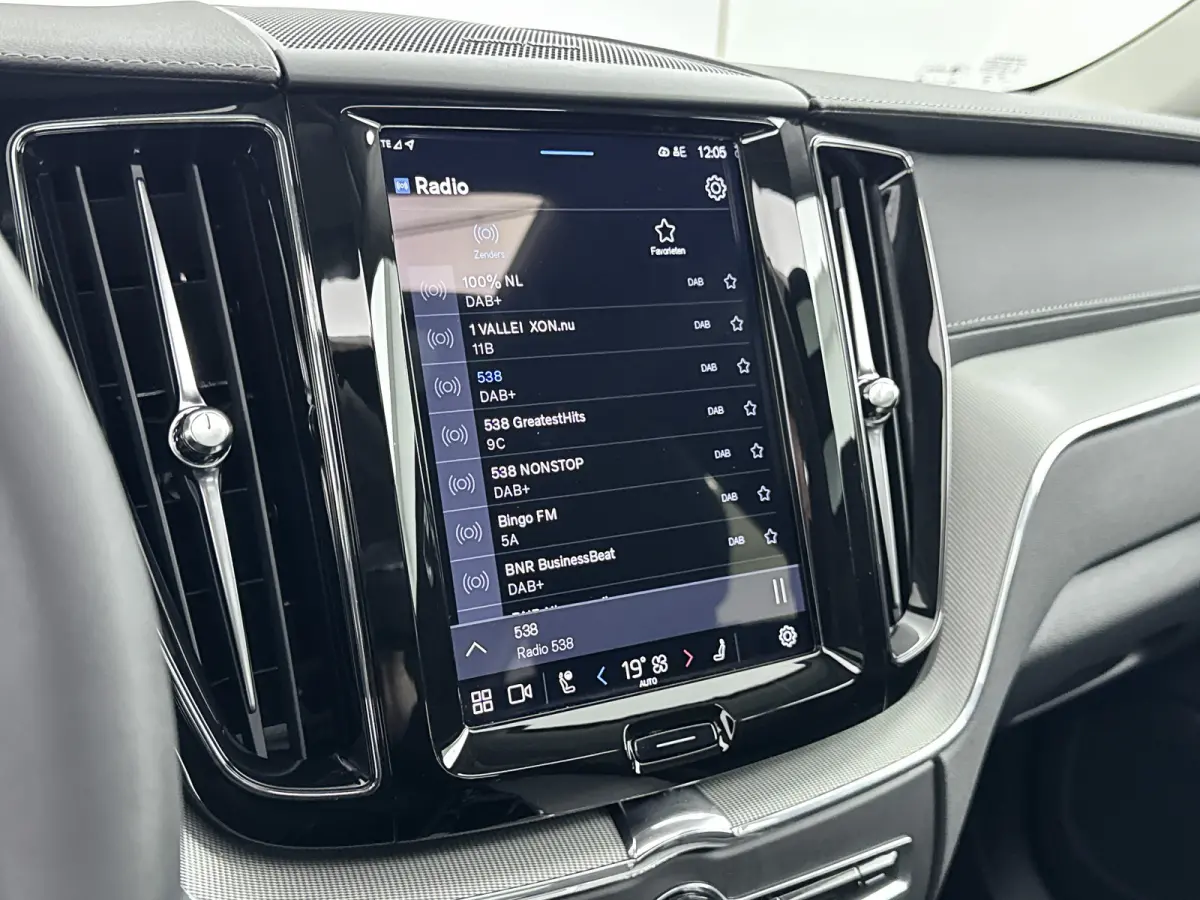 T6 Recharge Ultra Dark | 20" Allseason | Trekhaak | Harman Kardon | Panoramadak | Head-up | Full LED | 360 Camera  Elektr. verst. Stoelen || Adaptieve Cruise | BLIS |