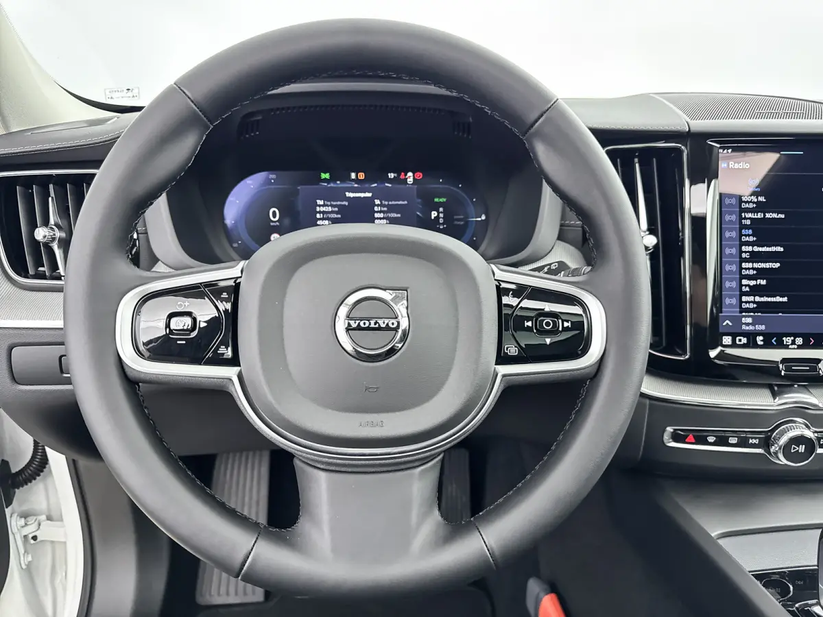 T6 Recharge Ultra Dark | 20" Allseason | Trekhaak | Harman Kardon | Panoramadak | Head-up | Full LED | 360 Camera  Elektr. verst. Stoelen || Adaptieve Cruise | BLIS |