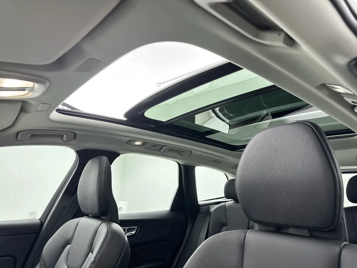 T6 Recharge Ultra Dark | 20" Allseason | Trekhaak | Harman Kardon | Panoramadak | Head-up | Full LED | 360 Camera  Elektr. verst. Stoelen || Adaptieve Cruise | BLIS |