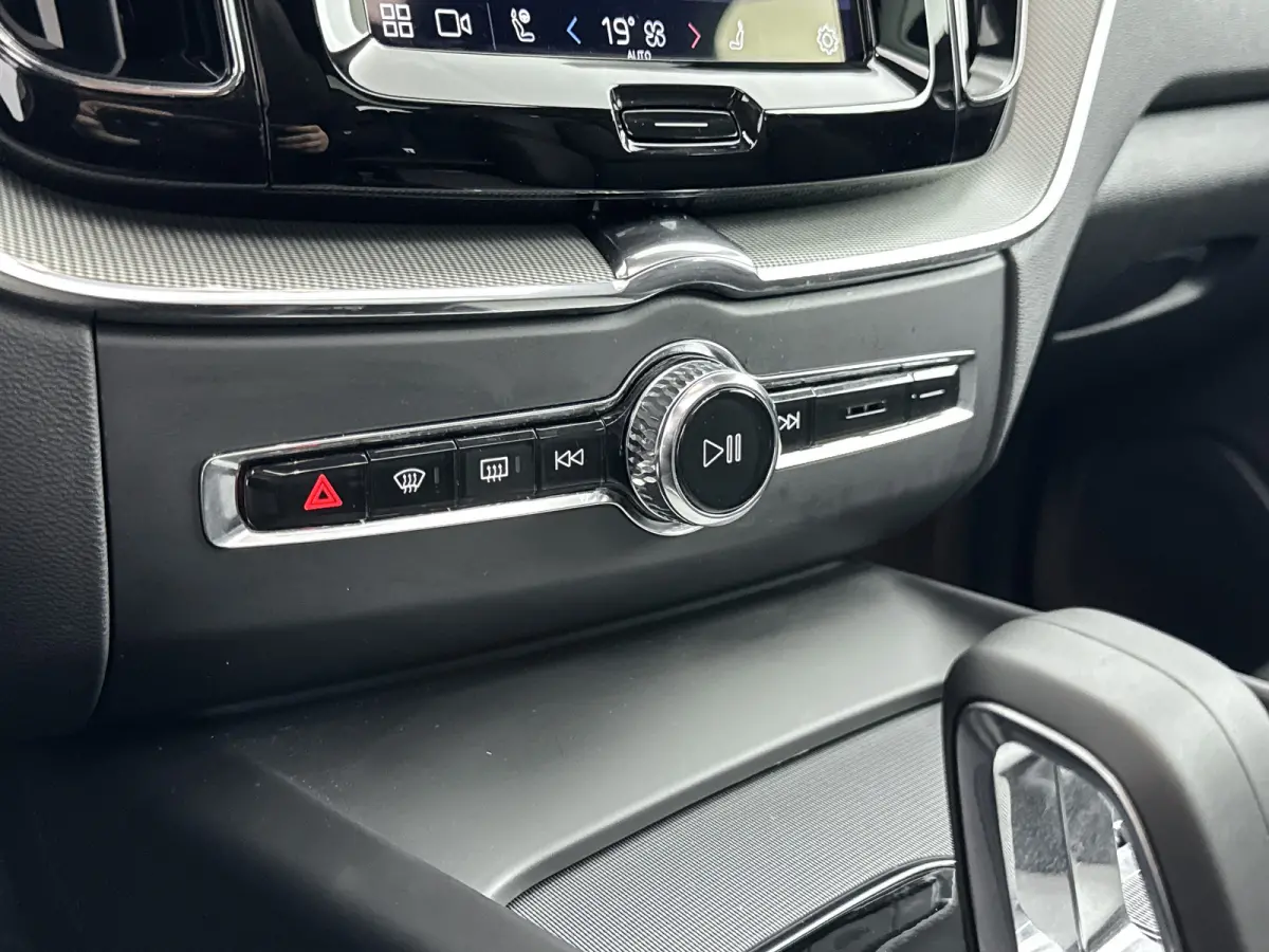 T6 Recharge Ultra Dark | 20" Allseason | Trekhaak | Harman Kardon | Panoramadak | Head-up | Full LED | 360 Camera  Elektr. verst. Stoelen || Adaptieve Cruise | BLIS |