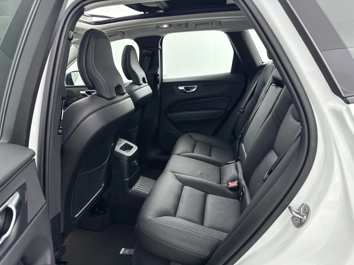 T6 Recharge Ultra Dark | 20" Allseason | Trekhaak | Harman Kardon | Panoramadak | Head-up | Full LED | 360 Camera  Elektr. verst. Stoelen || Adaptieve Cruise | BLIS |