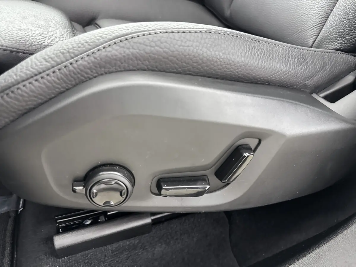 T6 Recharge Ultra Dark | 20" Allseason | Trekhaak | Harman Kardon | Panoramadak | Head-up | Full LED | 360 Camera  Elektr. verst. Stoelen || Adaptieve Cruise | BLIS |