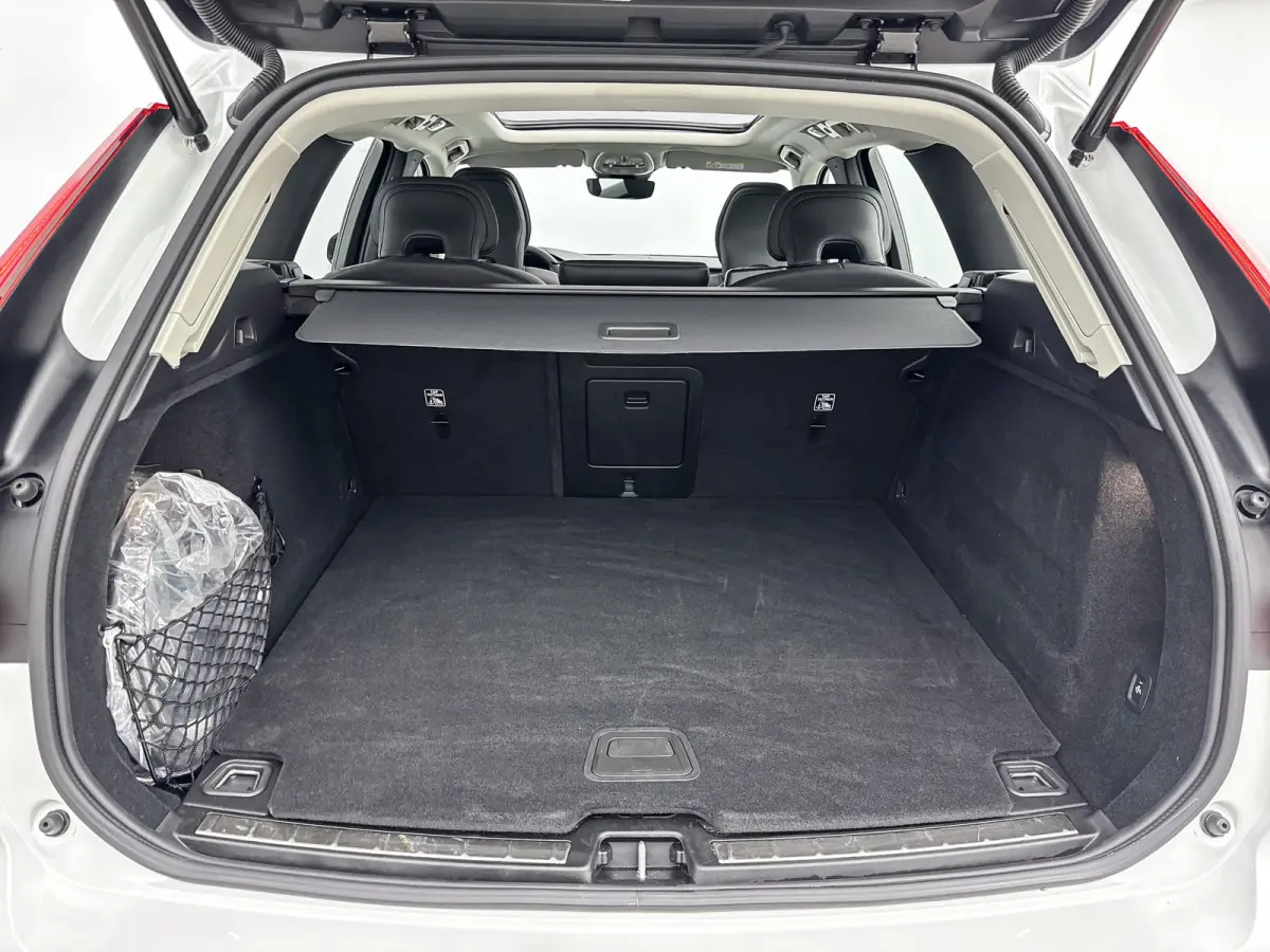 T6 Recharge Ultra Dark | 20" Allseason | Trekhaak | Harman Kardon | Panoramadak | Head-up | Full LED | 360 Camera  Elektr. verst. Stoelen || Adaptieve Cruise | BLIS |