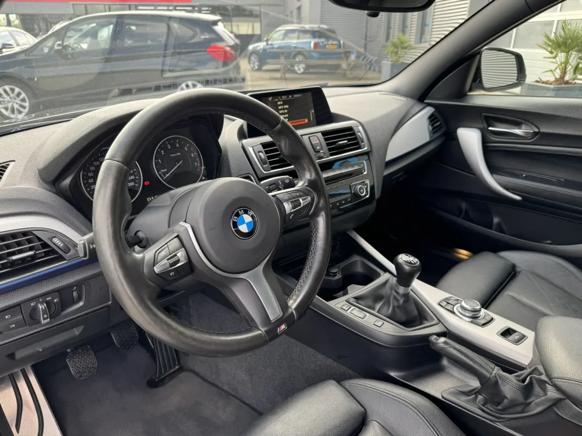218i High Executive M Sport 18 inch Xenon Lederen interieur PDC Navigatie Stuurverwarming Stoelverwarming 18 Inch