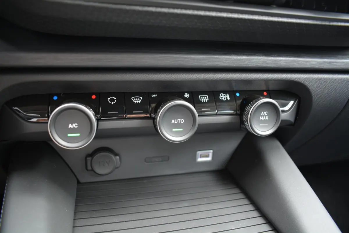 130pk Automaat Business Plus | Leder | Navigatie | Apple Carplay/Android Auto| Achteruitrijcamera | Voorruitverwarming | Stuurwielverwarming