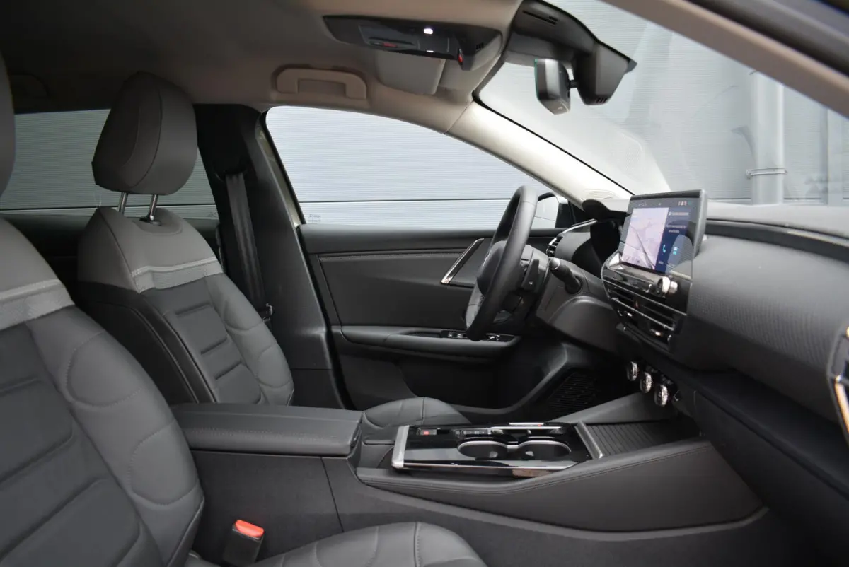 130pk Automaat Business Plus | Leder | Navigatie | Apple Carplay/Android Auto| Achteruitrijcamera | Voorruitverwarming | Stuurwielverwarming