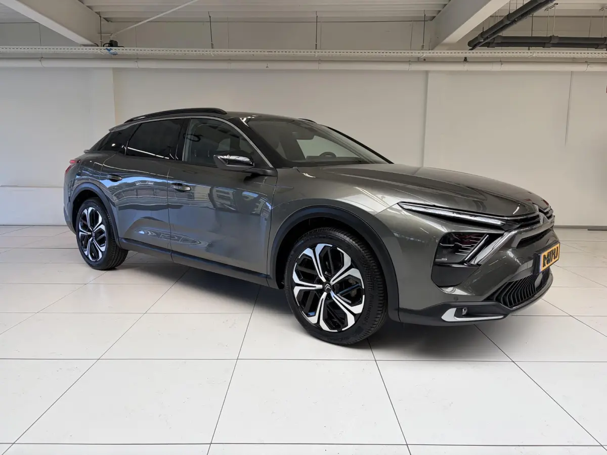 130pk Automaat Business Plus | Leder | Navigatie | Apple Carplay/Android Auto| Achteruitrijcamera | Voorruitverwarming | Stuurwielverwarming