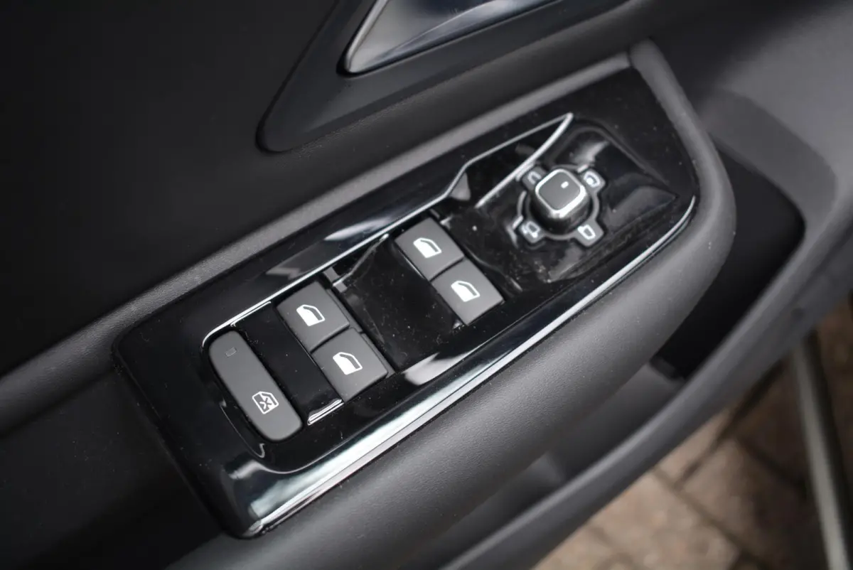 130pk Automaat Business Plus | Leder | Navigatie | Apple Carplay/Android Auto| Achteruitrijcamera | Voorruitverwarming | Stuurwielverwarming