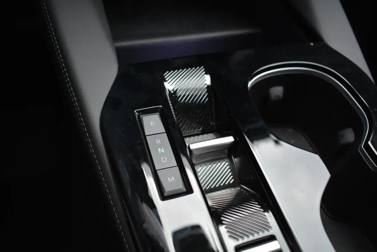 130pk Automaat Business Plus | Leder | Navigatie | Apple Carplay/Android Auto| Achteruitrijcamera | Voorruitverwarming | Stuurwielverwarming