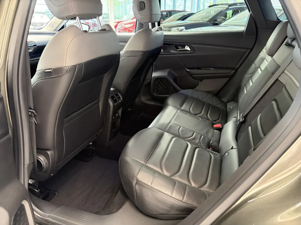130pk Automaat Business Plus | Leder | Navigatie | Apple Carplay/Android Auto| Achteruitrijcamera | Voorruitverwarming | Stuurwielverwarming