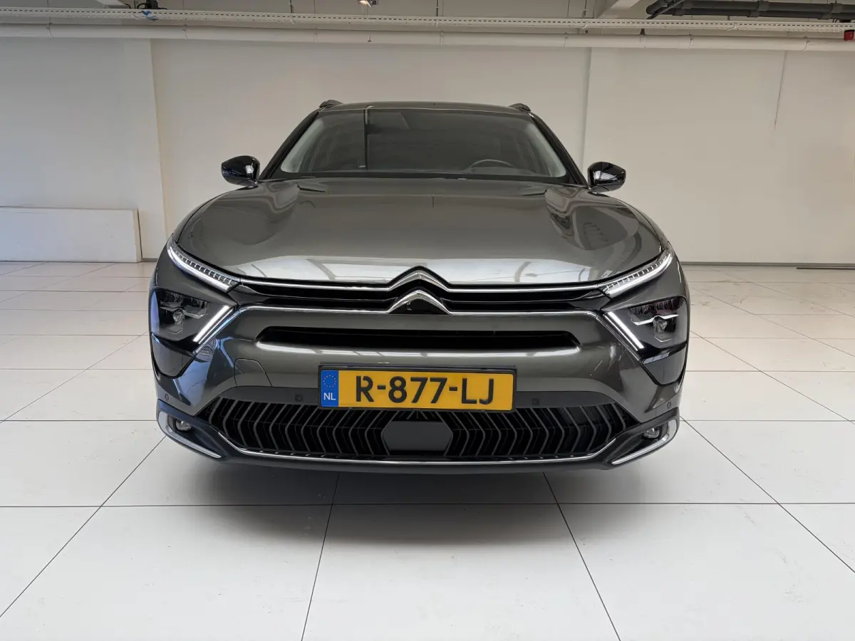 130pk Automaat Business Plus | Leder | Navigatie | Apple Carplay/Android Auto| Achteruitrijcamera | Voorruitverwarming | Stuurwielverwarming