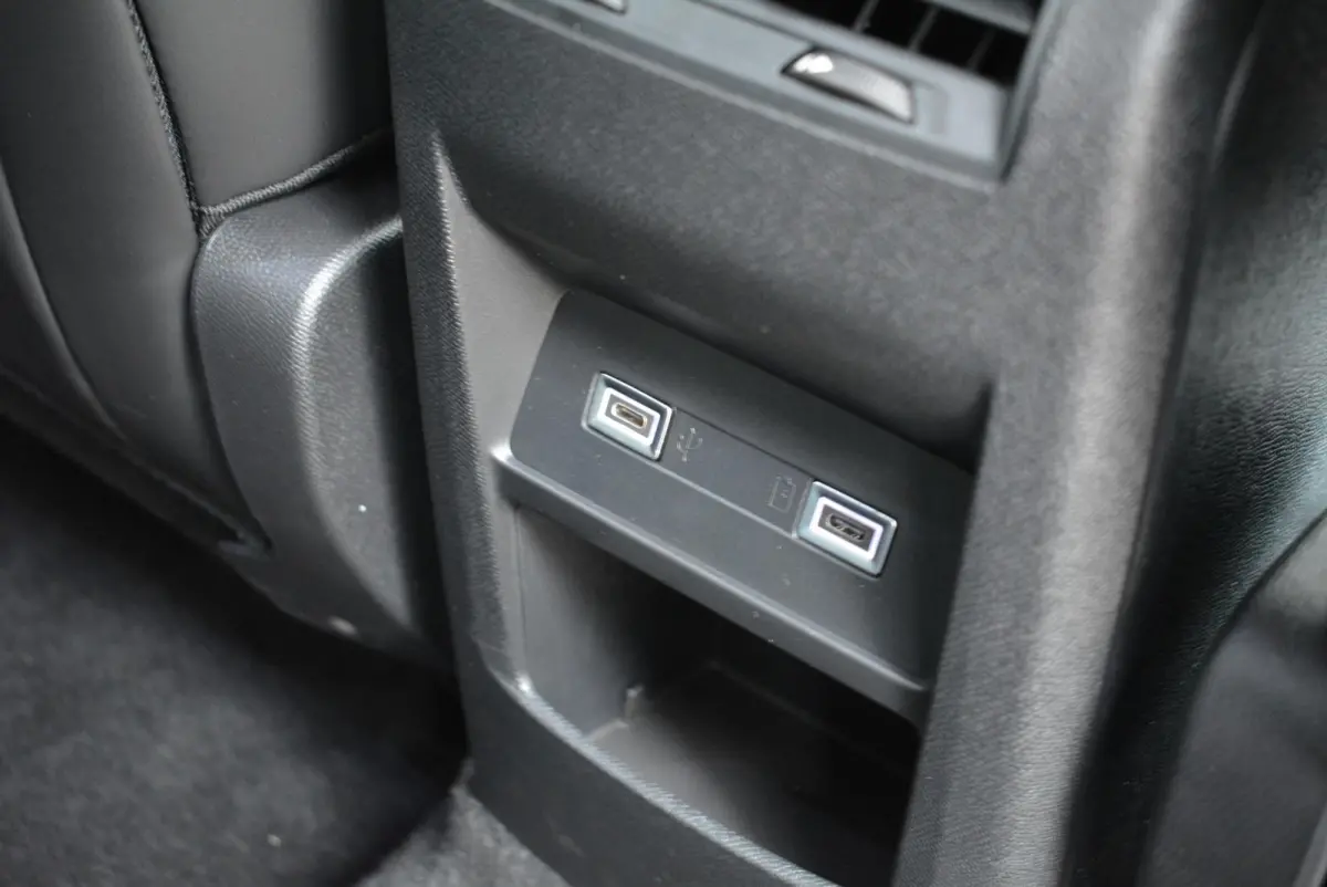 130pk Automaat Business Plus | Leder | Navigatie | Apple Carplay/Android Auto| Achteruitrijcamera | Voorruitverwarming | Stuurwielverwarming