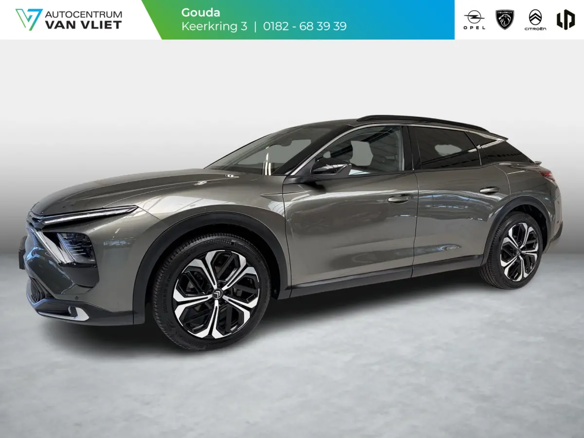 130pk Automaat Business Plus | Leder | Navigatie | Apple Carplay/Android Auto| Achteruitrijcamera | Voorruitverwarming | Stuurwielverwarming