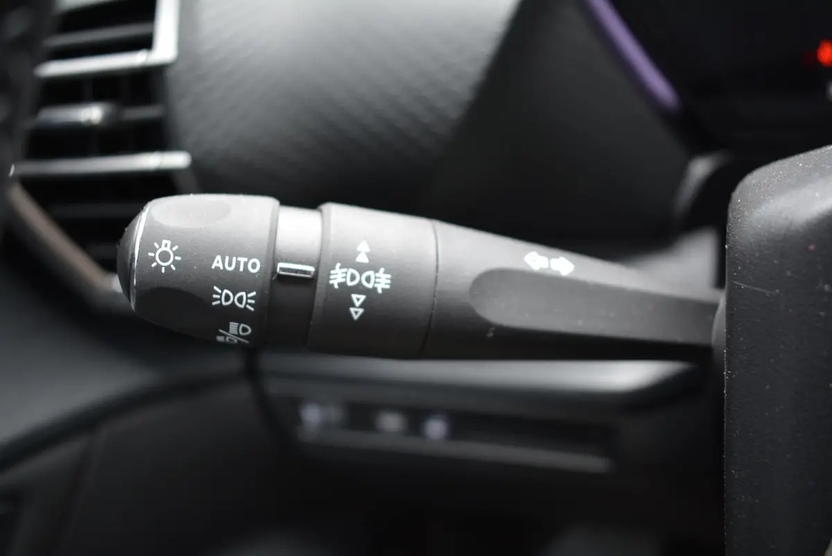 130pk Automaat Business Plus | Leder | Navigatie | Apple Carplay/Android Auto| Achteruitrijcamera | Voorruitverwarming | Stuurwielverwarming