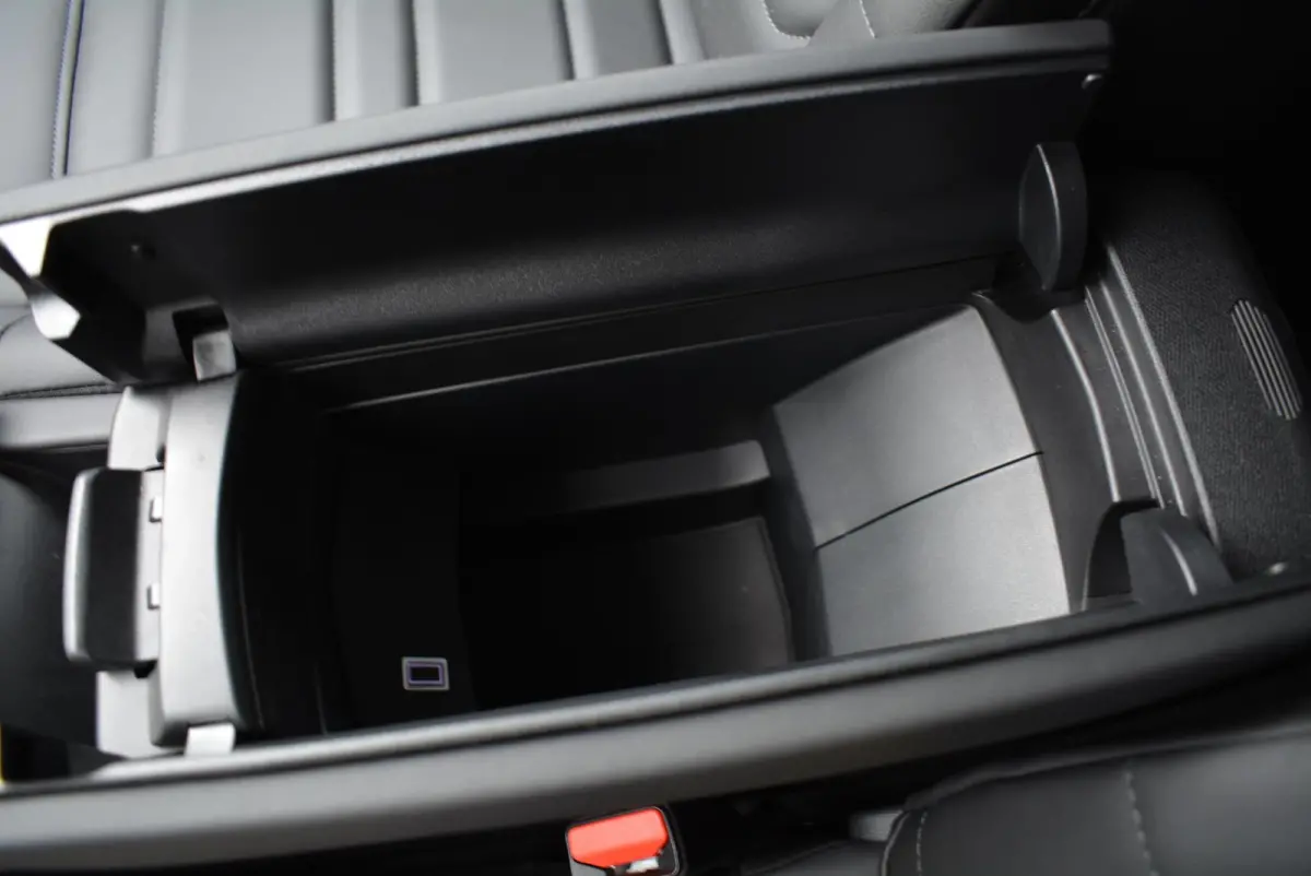 130pk Automaat Business Plus | Leder | Navigatie | Apple Carplay/Android Auto| Achteruitrijcamera | Voorruitverwarming | Stuurwielverwarming