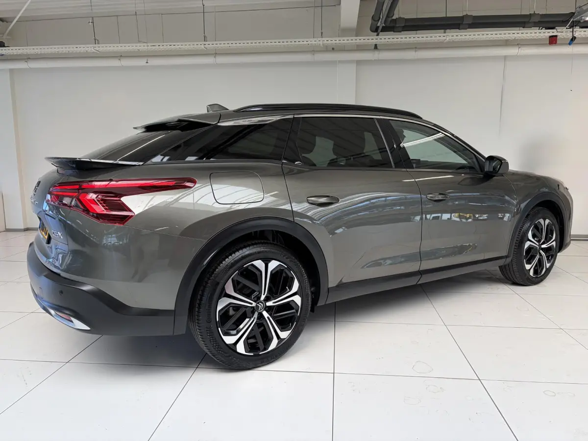 130pk Automaat Business Plus | Leder | Navigatie | Apple Carplay/Android Auto| Achteruitrijcamera | Voorruitverwarming | Stuurwielverwarming