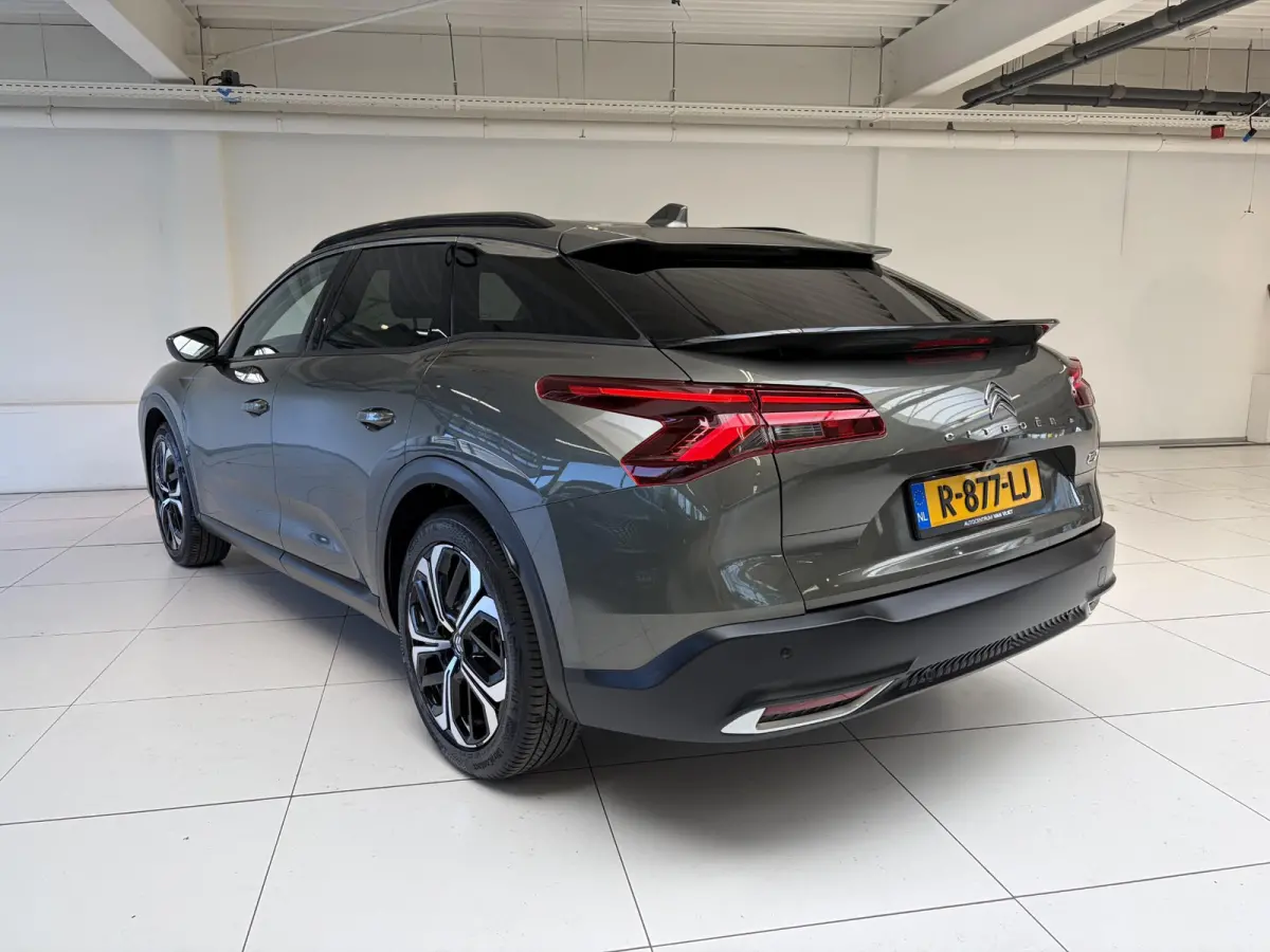 130pk Automaat Business Plus | Leder | Navigatie | Apple Carplay/Android Auto| Achteruitrijcamera | Voorruitverwarming | Stuurwielverwarming