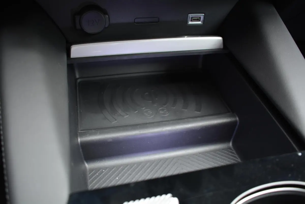 130pk Automaat Business Plus | Leder | Navigatie | Apple Carplay/Android Auto| Achteruitrijcamera | Voorruitverwarming | Stuurwielverwarming