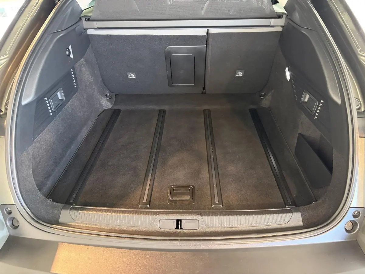 130pk Automaat Business Plus | Leder | Navigatie | Apple Carplay/Android Auto| Achteruitrijcamera | Voorruitverwarming | Stuurwielverwarming