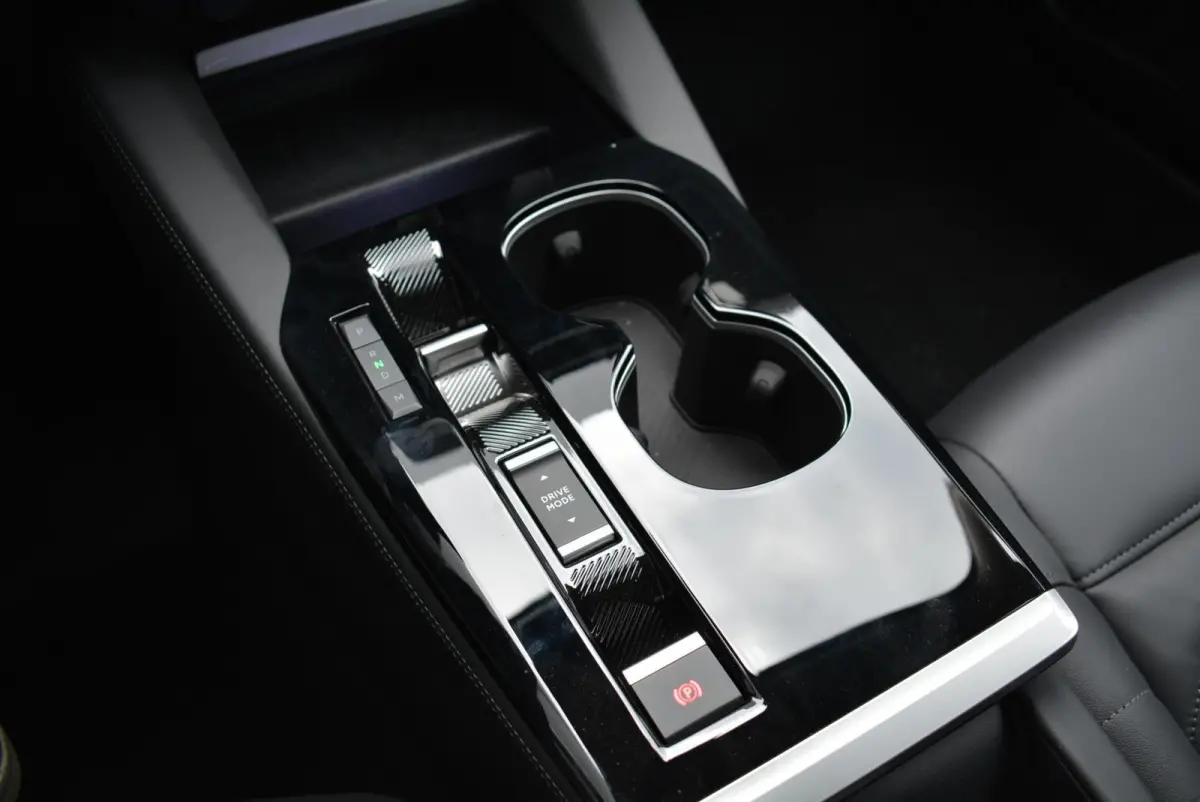 130pk Automaat Business Plus | Leder | Navigatie | Apple Carplay/Android Auto| Achteruitrijcamera | Voorruitverwarming | Stuurwielverwarming