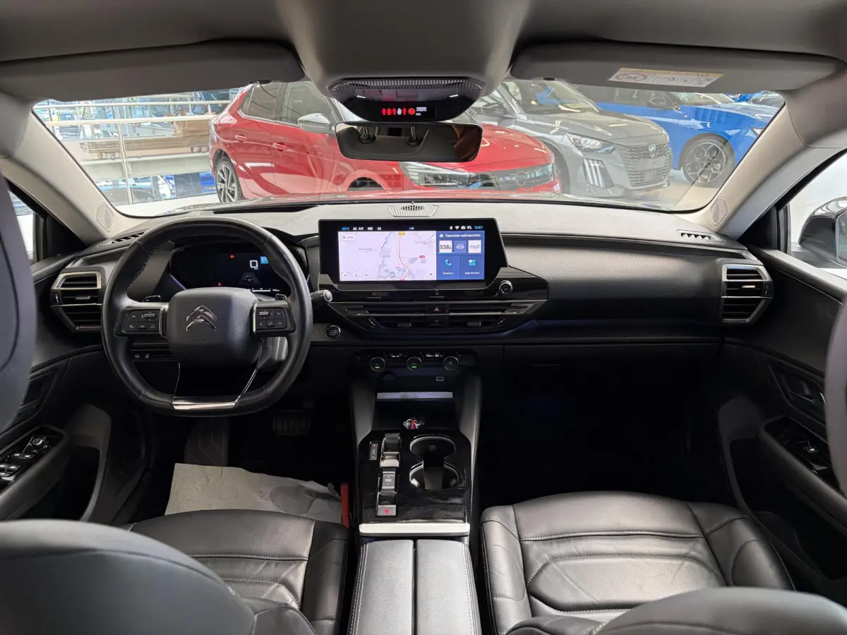 130pk Automaat Business Plus | Leder | Navigatie | Apple Carplay/Android Auto| Achteruitrijcamera | Voorruitverwarming | Stuurwielverwarming