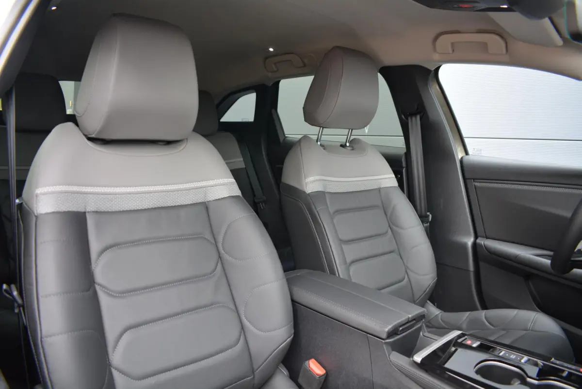 130pk Automaat Business Plus | Leder | Navigatie | Apple Carplay/Android Auto| Achteruitrijcamera | Voorruitverwarming | Stuurwielverwarming