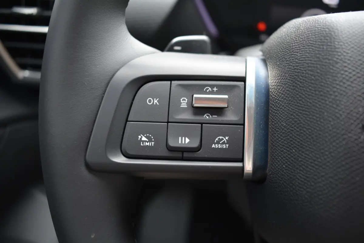 130pk Automaat Business Plus | Leder | Navigatie | Apple Carplay/Android Auto| Achteruitrijcamera | Voorruitverwarming | Stuurwielverwarming