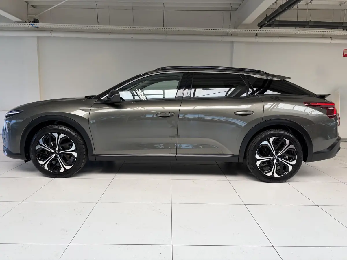 130pk Automaat Business Plus | Leder | Navigatie | Apple Carplay/Android Auto| Achteruitrijcamera | Voorruitverwarming | Stuurwielverwarming