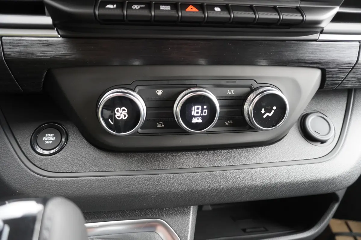 2.0 dCi 170PK T30 L2H1 Luxe Automaat Schuifdeur L/R Nr. V189 | Climate | Adapt. Cruise | Navi | Trekhaak | Betimmering