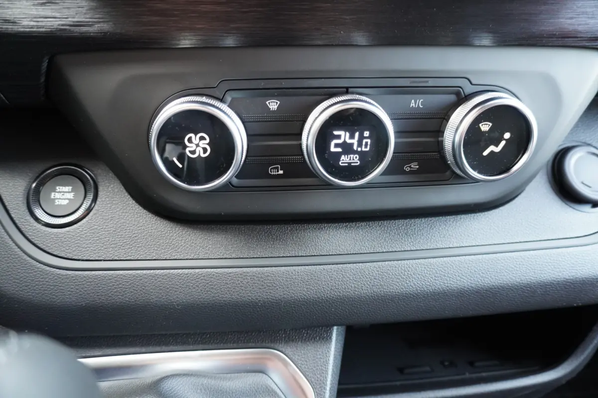 2.0 Blue dCi 170pk T30 L2H1 Red Edition Exclusive Automaat Schuifdeur L / R Nr. V203 | Climate | Cruise | Navi | Trekhaak | Achterklep | Betimmering
