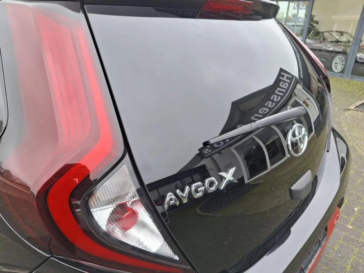 1.0 VVT-i MT Premium Leder Opendak