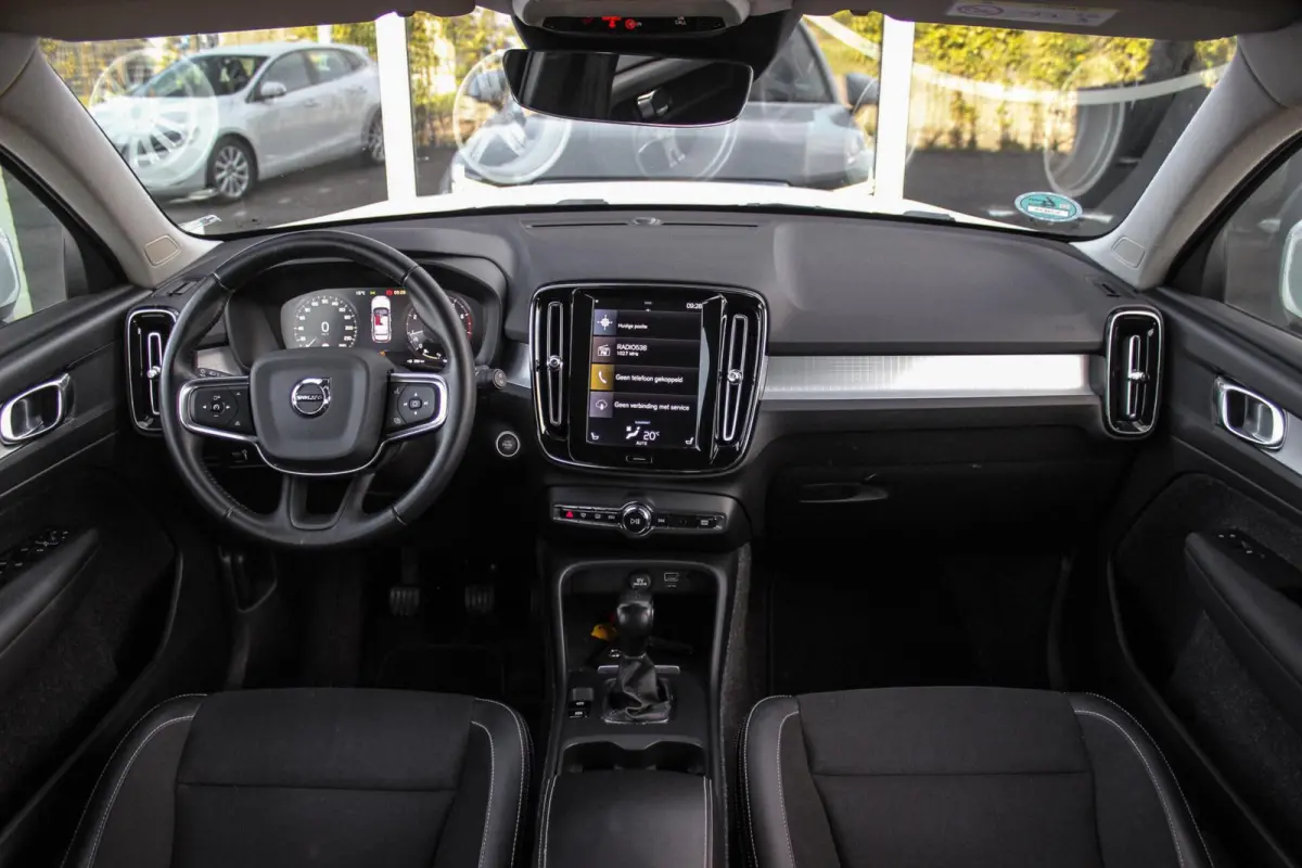 1.5 T3 Momentum Pro | 1e eigenaar | NL auto | Inc btw | Cruise control | Climate control | LED | Navigatie | Bluetooth | 18 inch | Trekhaak | Half leer | 163 pk