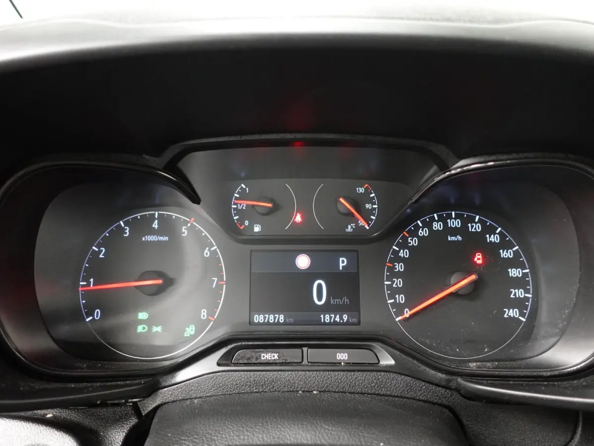 1.5D 130PK L2H1 Edition Automaat Airco Navigatie Camera Parkeersensoren Trekhaak