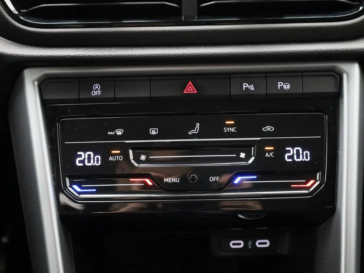 1.0 TSI Life | Navigatie | Draadloze Apple Carplay | Adaptieve cruise control | Travel Assist | LED verlichting |